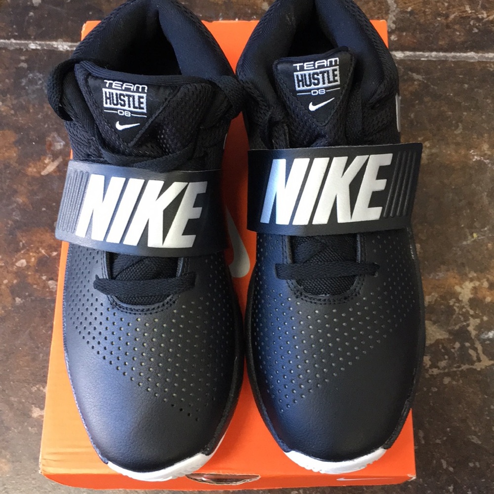 Nike Team Hustle D 8